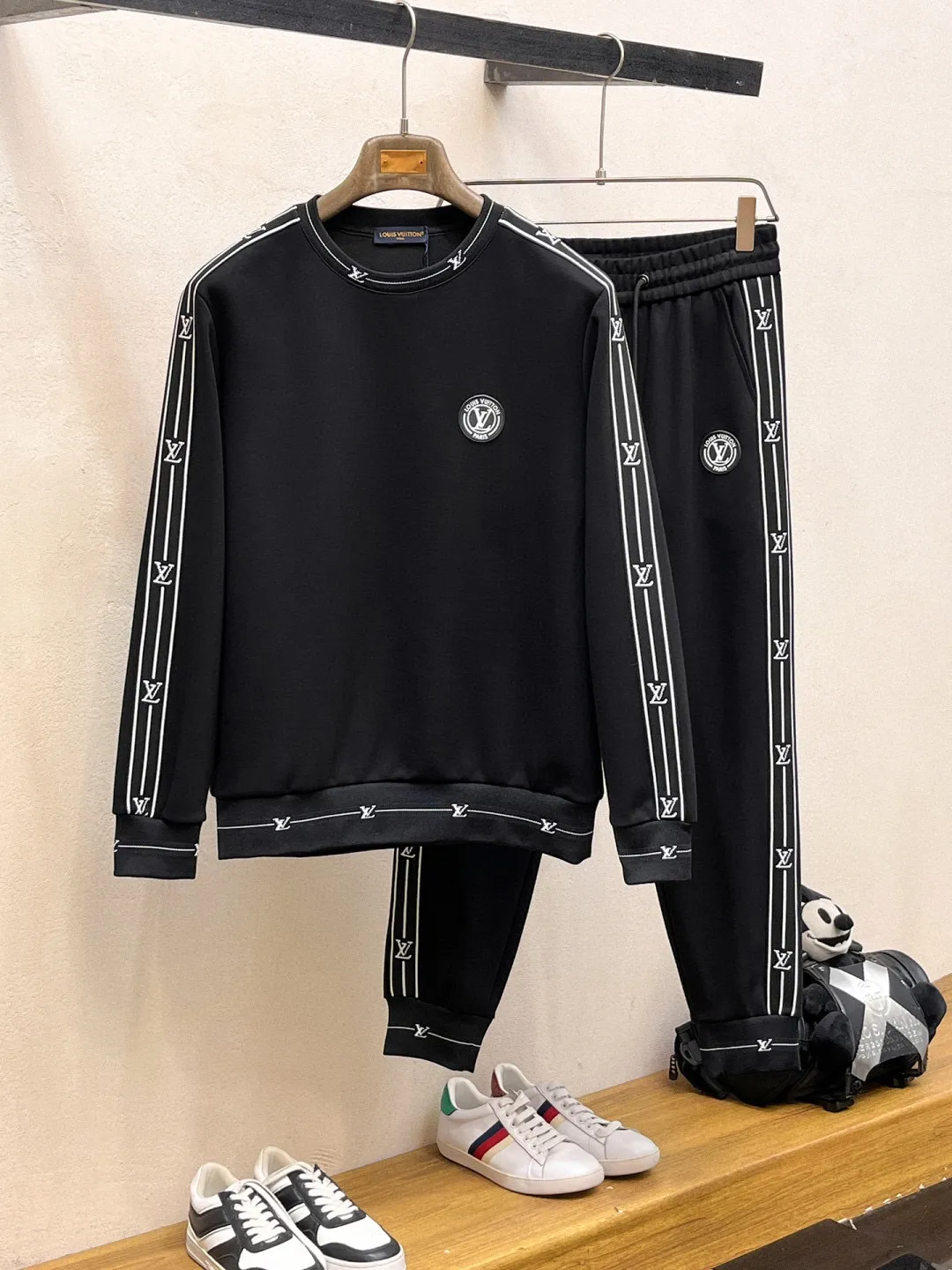 🅿️540 [LV Louis Vuitton] hot-selling suit is coming. Focus on the original version of the official website. 2025 new hot-selling round neck sweatshirt suit. The original order is the best 🇭🇰. It is the meticulous work of top designers for a fitting and perfect upper body effect. All-natural high-quality Tencel Roman cotton 100%, close-fitting comfort, noble and elegant! Original hardware embodies elegance and nobility! Counter size: M-3XL (maximum wear up to 190 pounds)